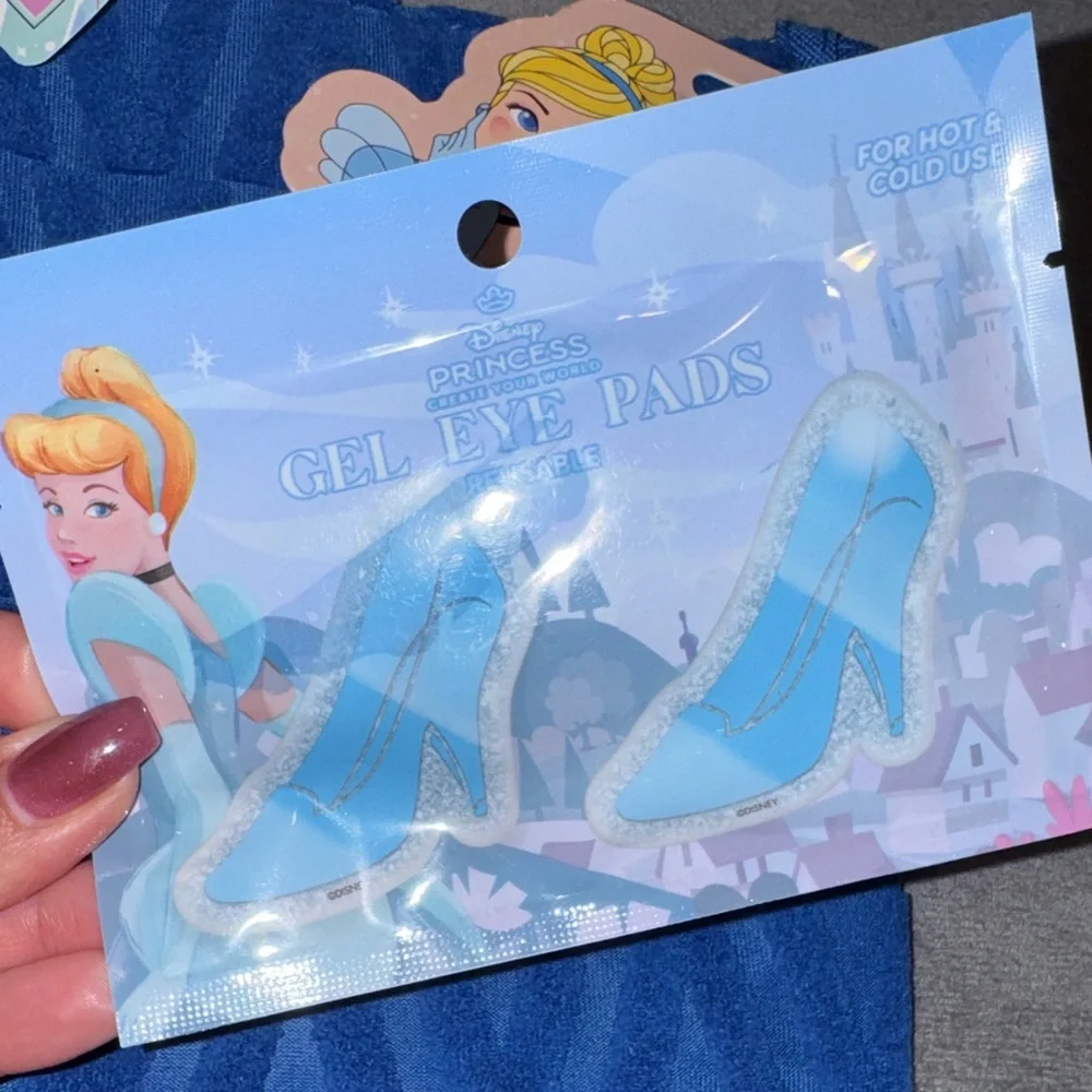 Disney- NWT Cinderella Cosmetic Set with Blue Bag